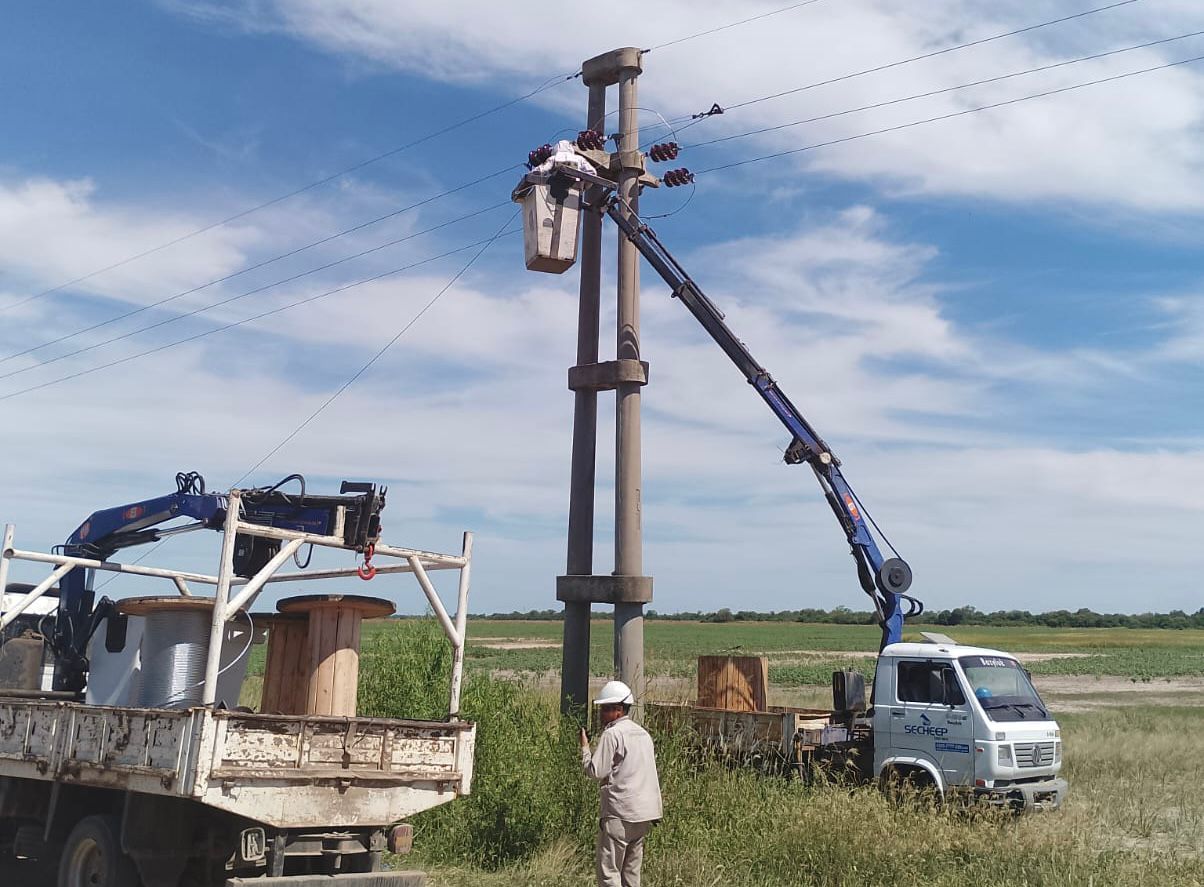 Obra finalizada: el Gobierno Provincial reemplazó conductores eléctricos que alimentan a San Bernardo y zonas aledañas