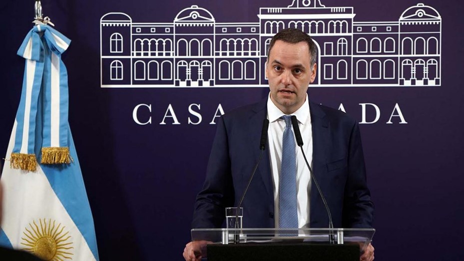Adorni: «Macri se quedó sin nafta»