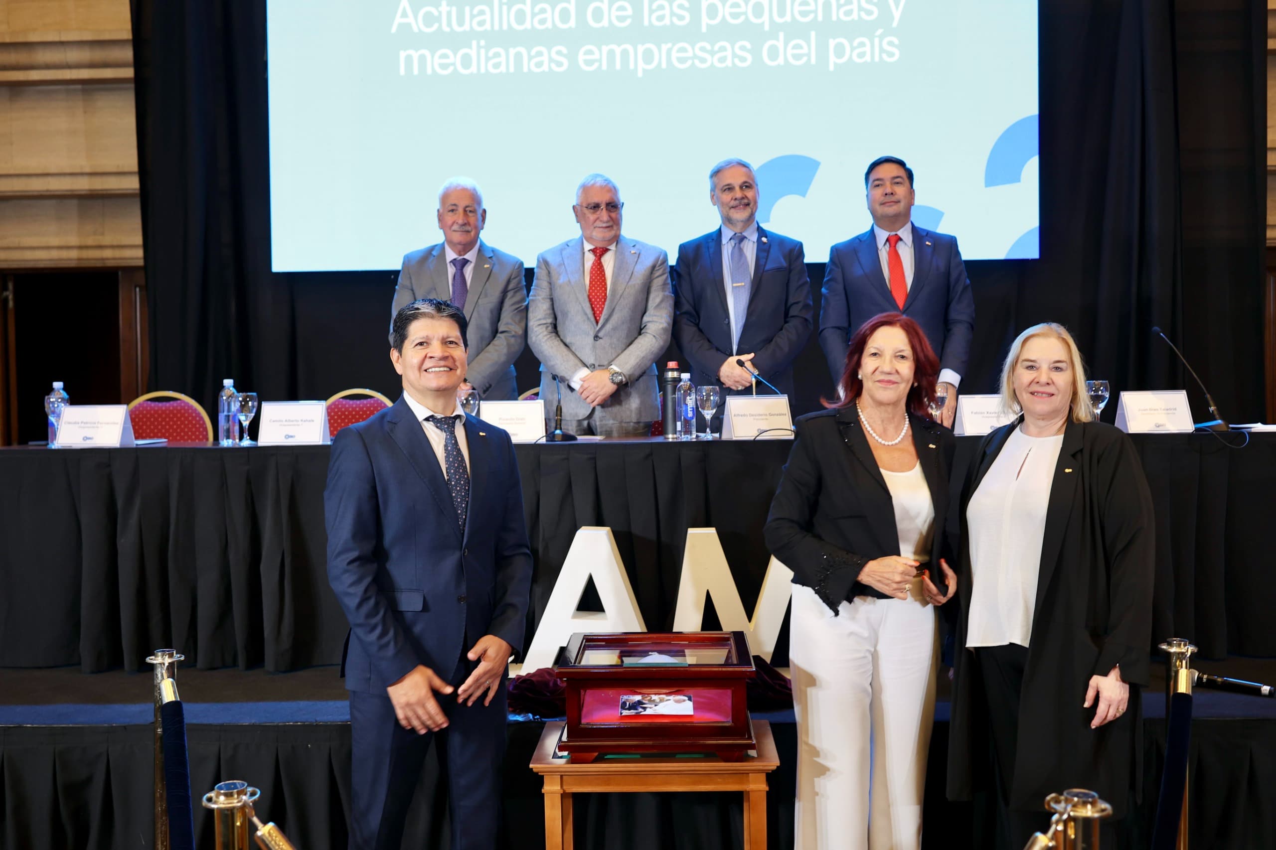 CAME entronizó un solideo bendecido y firmado por el Papa Francisco