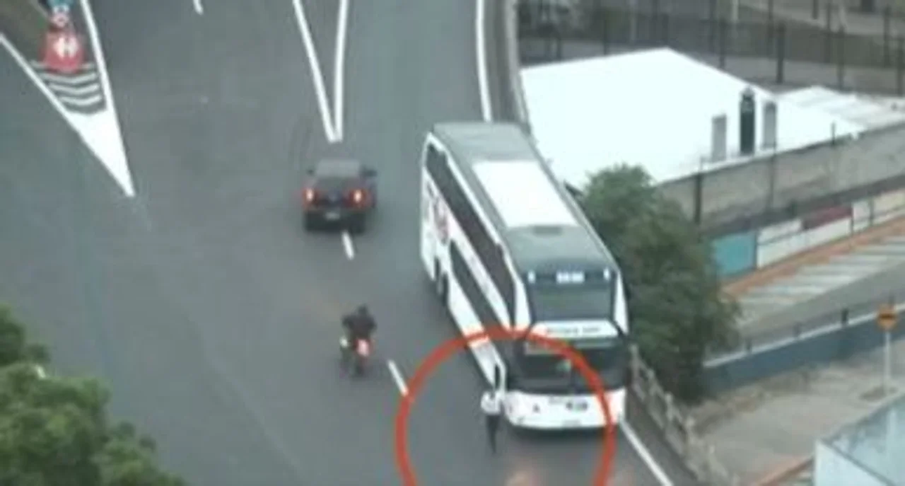 Un micro ingresó en contramano a la autopista 25 de Mayo y ahora la empresa deberá pagar una fuerte multa