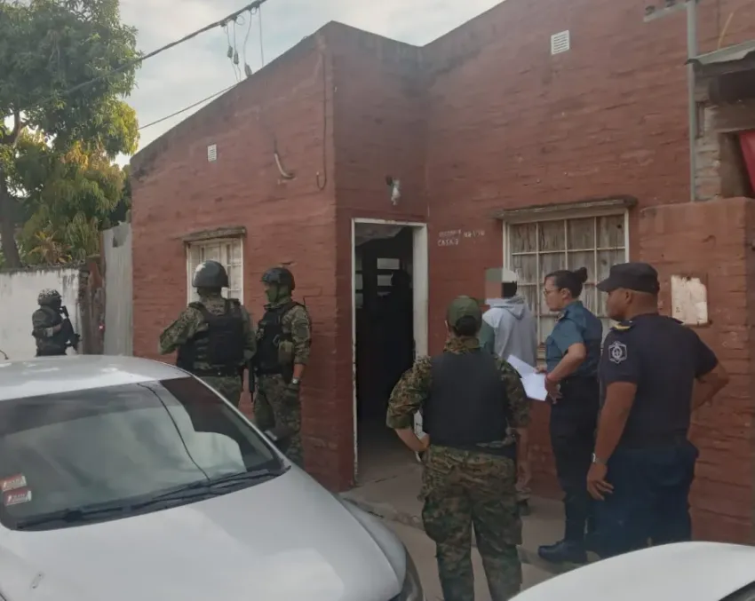 Corrientes: allanaron cinco casas buscando a motochorros de largo prontuario