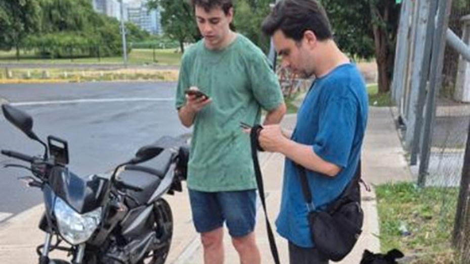 Ramiro Marra ayudó al conductor de una moto a recuperar el vehículo y una integrante de Madres del Dolor salió al cruce