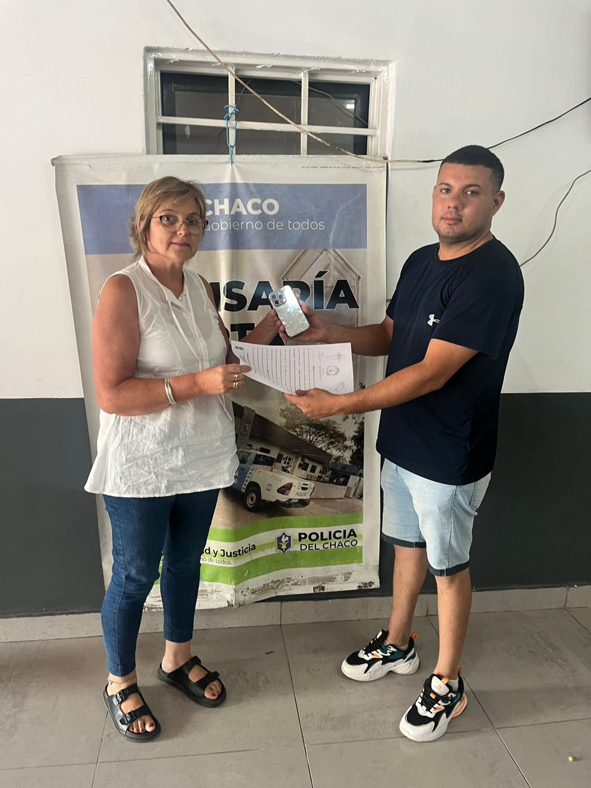 En medio de un grupo de personas, alguien se llevó su iPhone 15 Pro