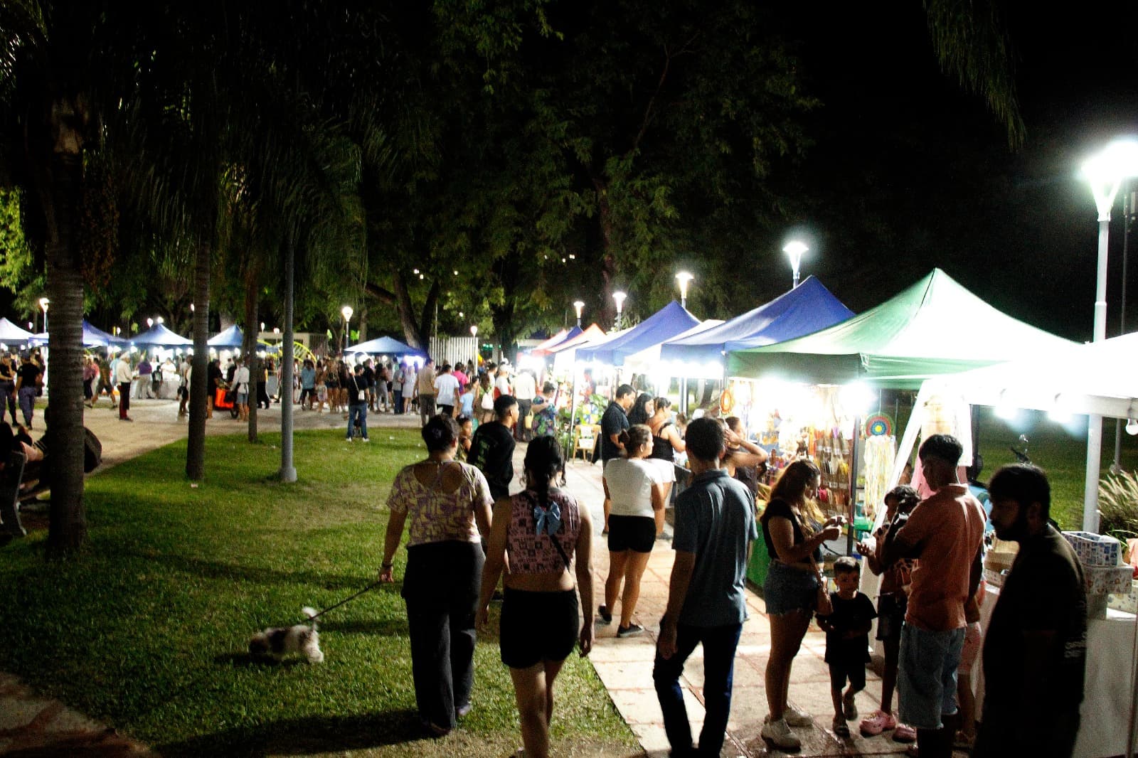 Gran cantidad de familias recorrieron la Feria de Artesanos en la plaza 25 de Mayo en la previa a la llegada de los Reyes