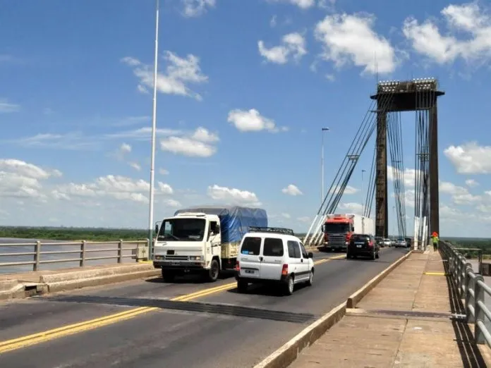 Gendarmes evitaron que una mujer se arroje del puente Chaco- Corrientes