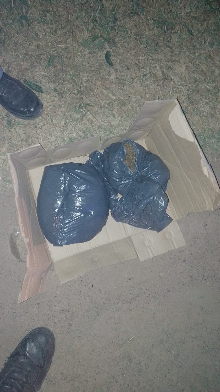 Huyeron de un control y abandonaron lo que transportaban: casi un kilo de marihuana