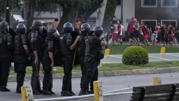(Videos) Graves incidentes tras el clásico rosarino: hinchas de Newell’s se enfrentaron con la Policía