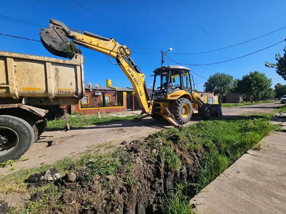 La Municipalidad de Fontana ejecuta servicios de zanjeo y perfilado de calles