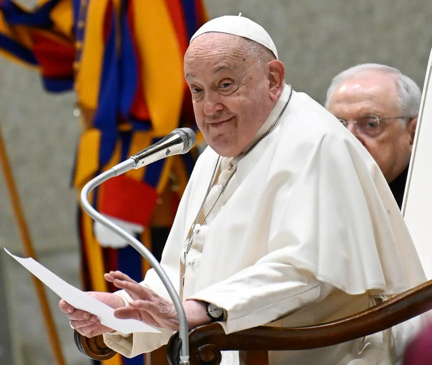 El papa Francisco presentó una «leve mejoría» y se encuentra «estable», indicó el Vaticano