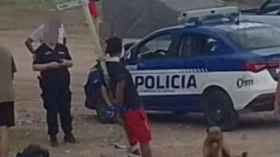 Lo atraparon robando y lo ataron a un poste