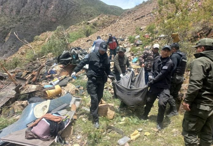 Tragedia en Bolivia: 28 muertos y 20 heridos tras la caída de un colectivo por un barranco