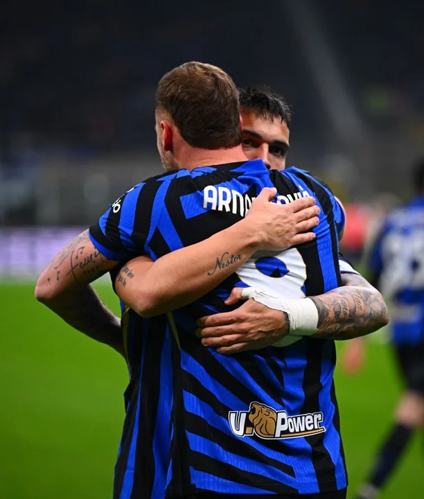 El Inter de Milán venció a la Fiorentina y se mantiene como escolta en la Serie A