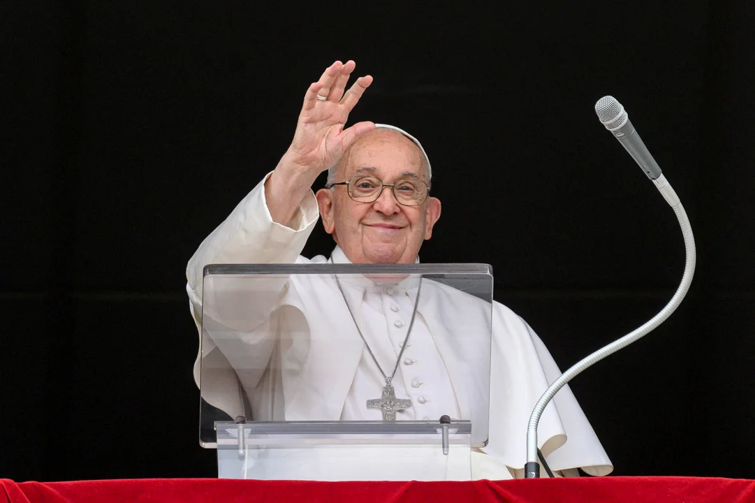 El Papa dejó de leer en una homilia, agobiado por la falta de aire