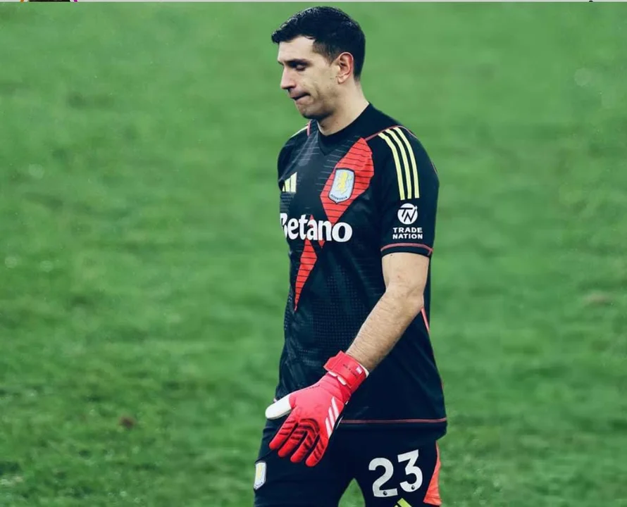 ¿Por qué salió en el entretiempo del Aston Villa vs. Crystal Palace el Dibu Martínez?