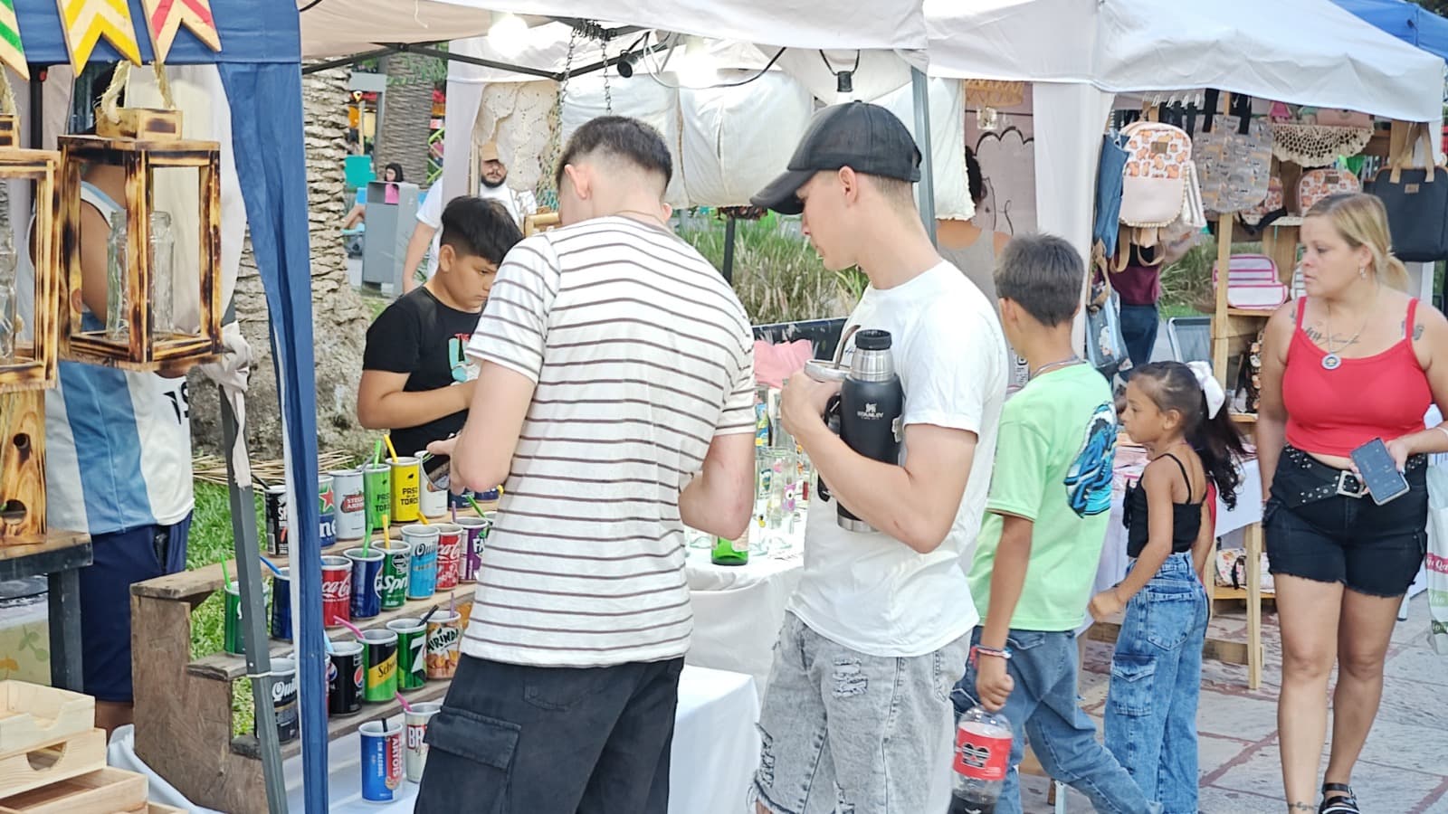 Domingo de paseo y feria, en la Plaza 25 de Mayo
