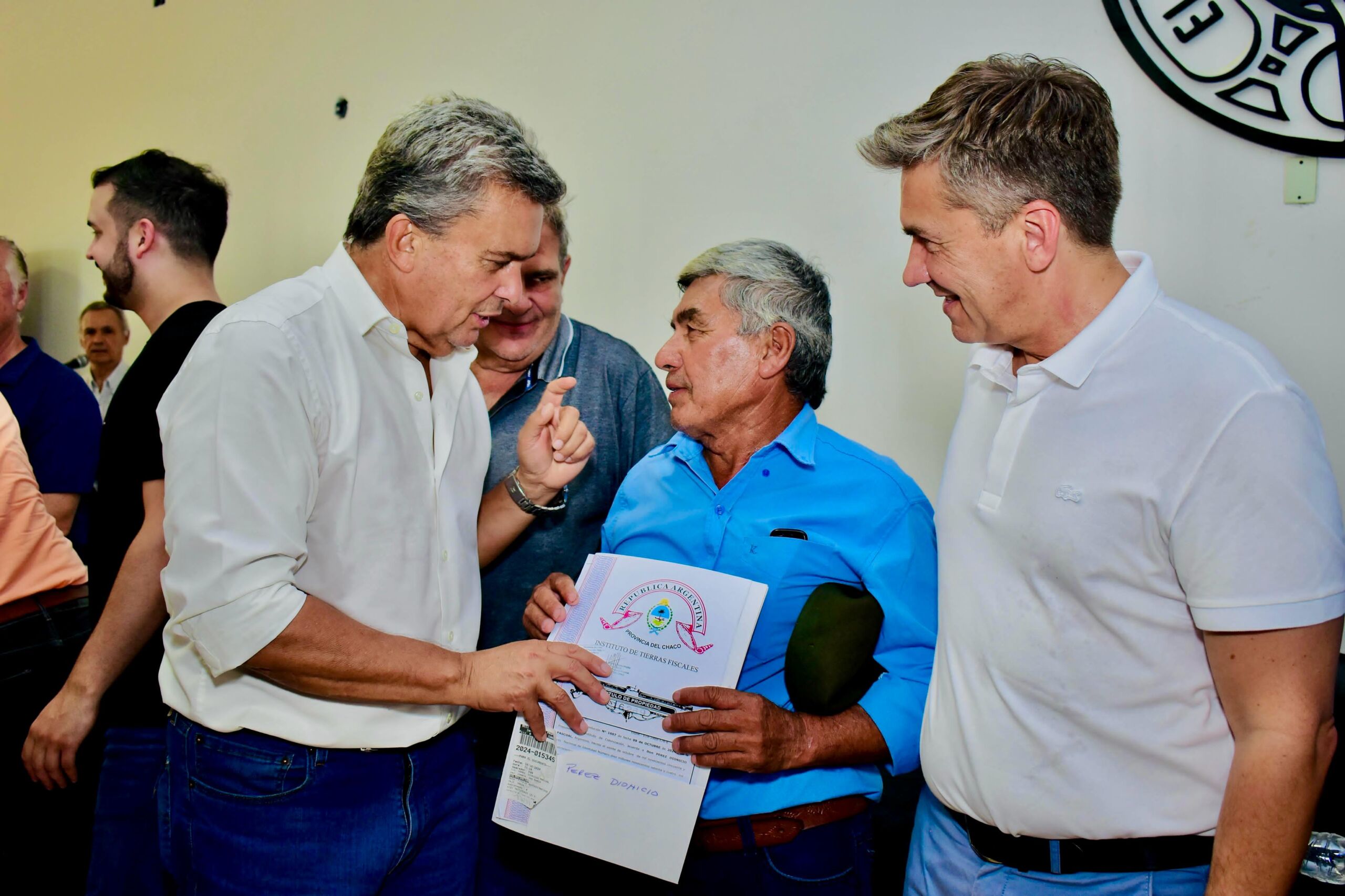 Villa Berthet: el Gobernador Zdero entregó títulos y financiamiento de fondos de la ley de bosques a productores