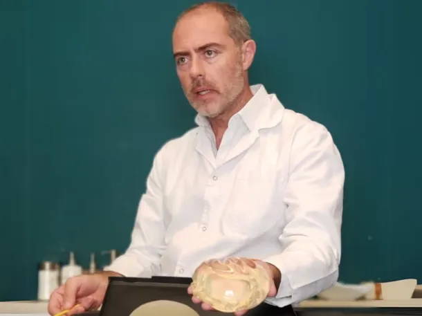 Cocaína, antidepresivos y tríos: qué dijo el cirujano cuya pareja saltó desnuda de un balcón en Palermo