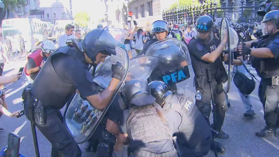 Tensión en el Congreso: enfrentamientos entre jubilados y la policía