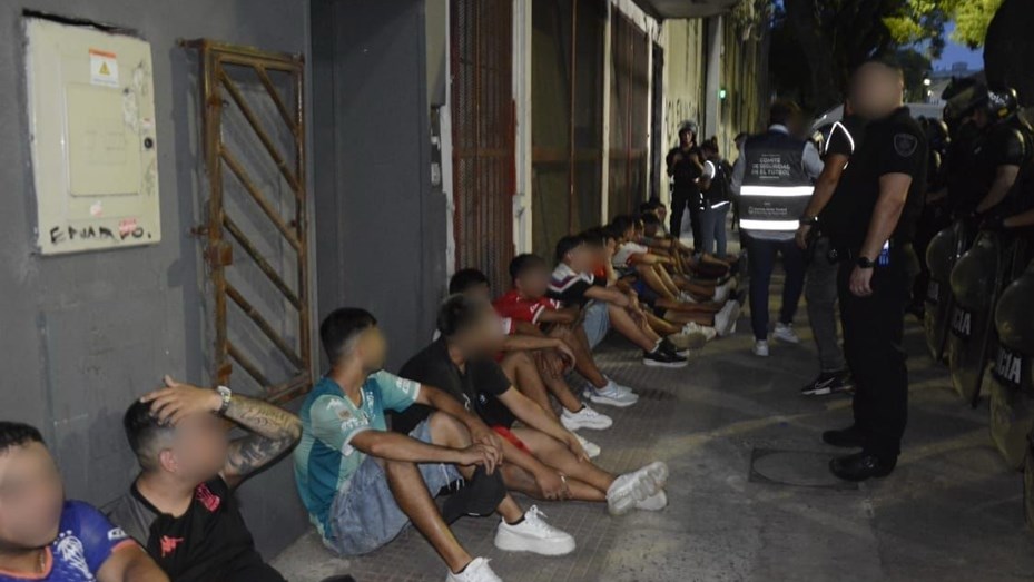 Dura sanción a hinchas de Huracán por generar disturbios en el clásico