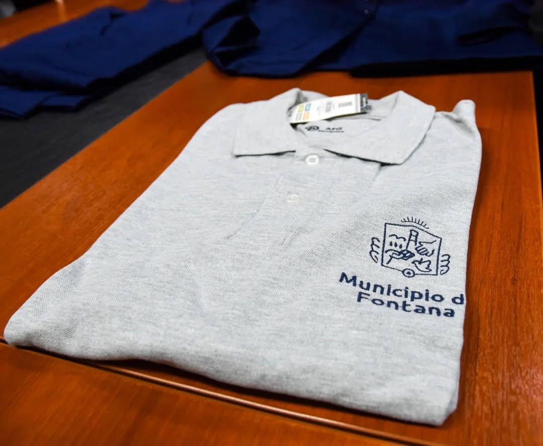 El intendente Fernando Cuadra entregó indumentaria laboral al personal administrativo del Municipio