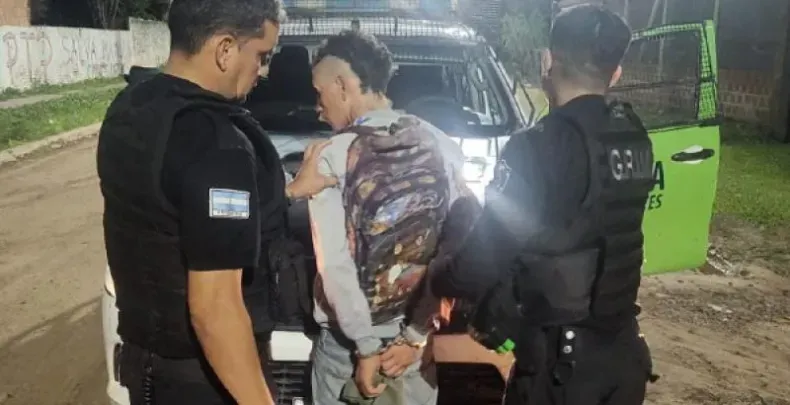 Quiso llevarse una moto a la rastra y el dueño lo descubrió