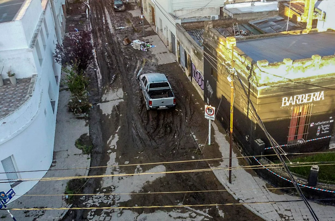 Tras el temporal de Bahía Blanca: pese a la tragedia, la solidaridad de comerciantes y vecinos para ayudar a otros