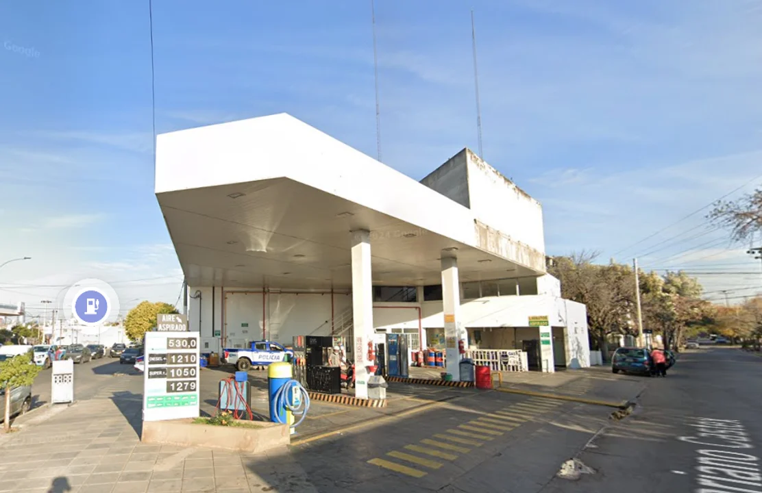 Investigan la muerte de un hombre en una estación de servicio en Córdoba: señalan a la Policía