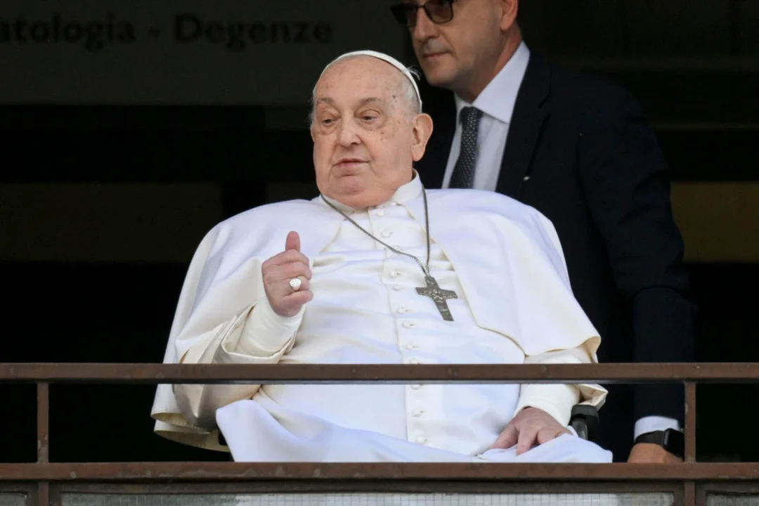 “Tuvimos que elegir entre parar y dejarlo ir o forzarlo y probar”, la desgarradora confesión del médico del papa Francisco