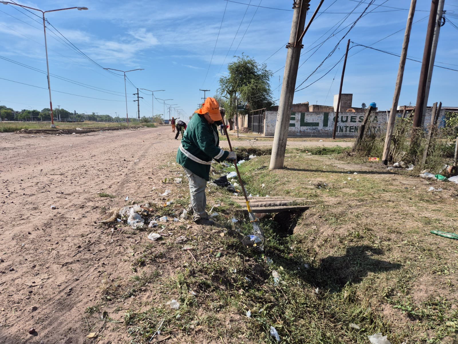 Siguen las tareas de mantenimiento a lo largo del Canal de la Soberanía Nacional