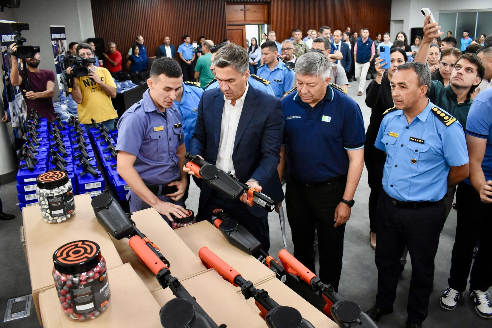 El Gobernador Zdero entregó equipamiento, presentó la unidad ciclista de acción rápida y las armas no letales