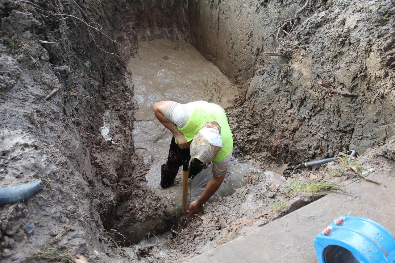 Puerto Tirol: ante la falta de respuestas de la cooperativa, SAMEEP intervino y reparó un caño en la zona del Parque Industrial