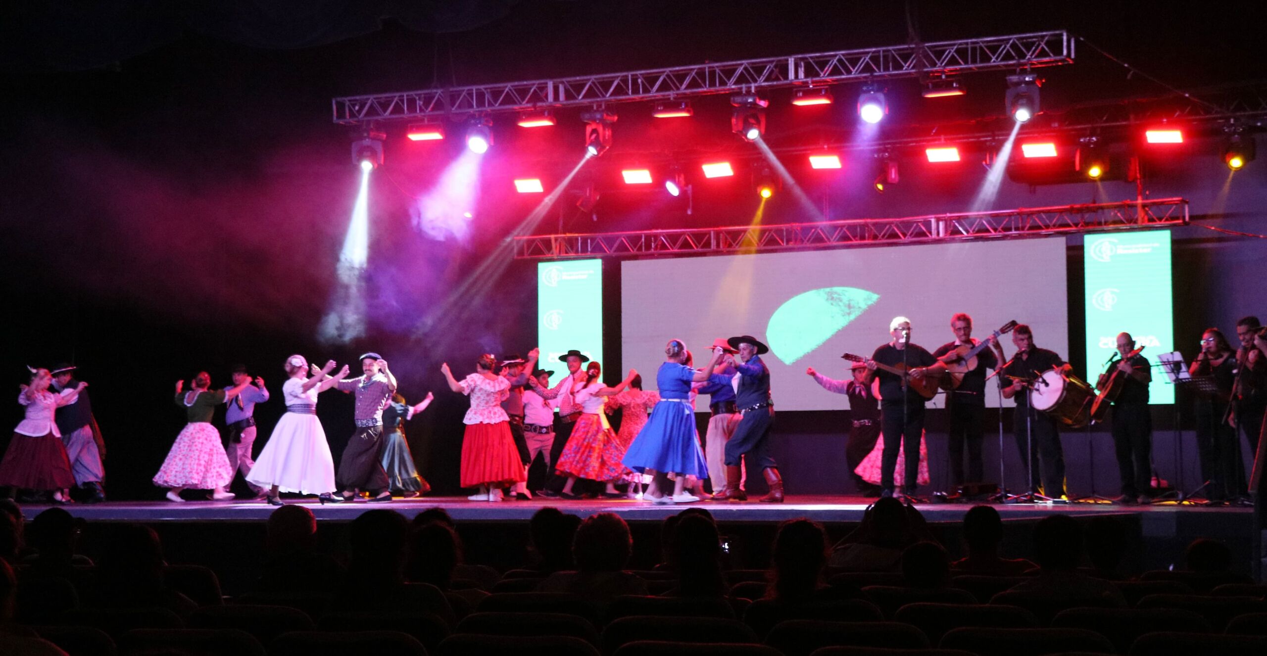 El Municipio realizó la apertura de la temporada 2025 del Domo del Centenario 