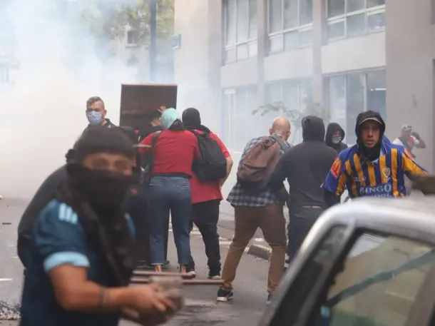 Prohíben a 26 barras entrar a estadios tras la represión en la marcha de los jubilados