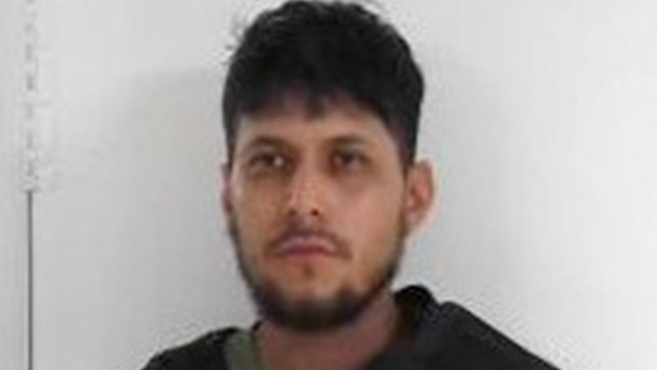 Chico le dijo a su niñera que había un «monstruo» bajo la cama: al revisar, descubrieron a un hombre escondido