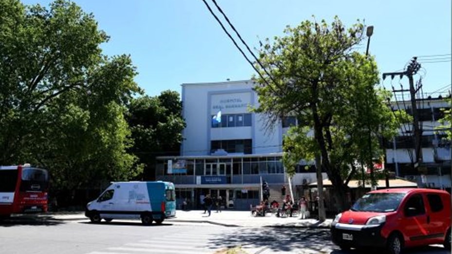 Se cayó de un sexto piso en La Plata: está grave