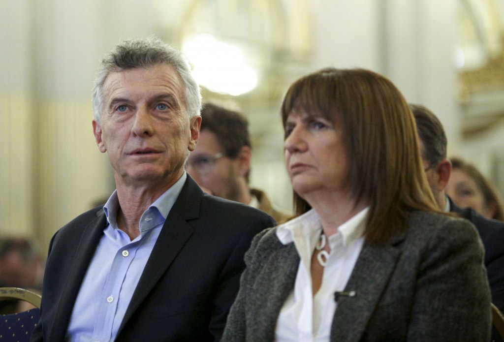 Patricia Bullrich cruzó a Mauricio Macri y le pidió que la llame en vez de «revolear» tuits
