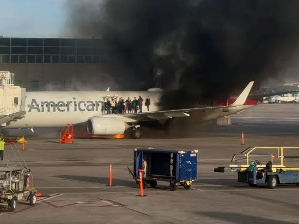Susto en Estados Unidos: un avión de American Airlines se incendió en el aeropuerto de Denver
