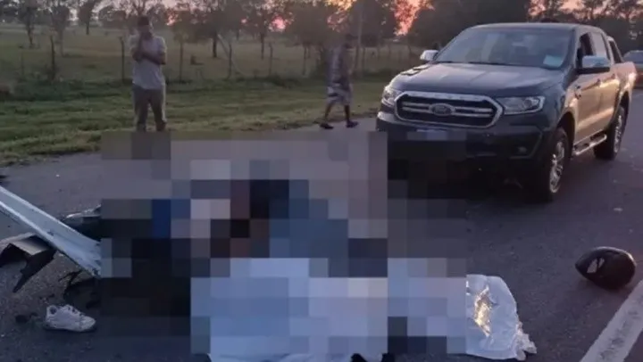 Murieron cuatro jóvenes que viajaban juntos en una moto con pedido de captura y chocaron en la Ruta 2