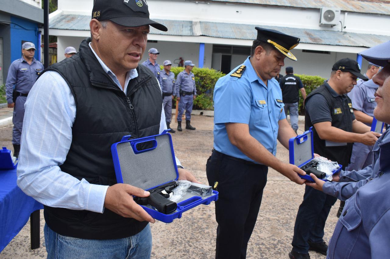 El Gobierno provincial entregó las armas reglamentarias a los nuevos agentes policiales