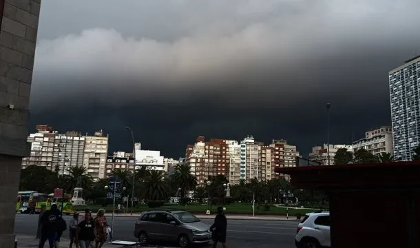 Confinamiento meteorológico en Mar del Plata: ni clases ni colectivos por el alerta rojo de tormentas severas