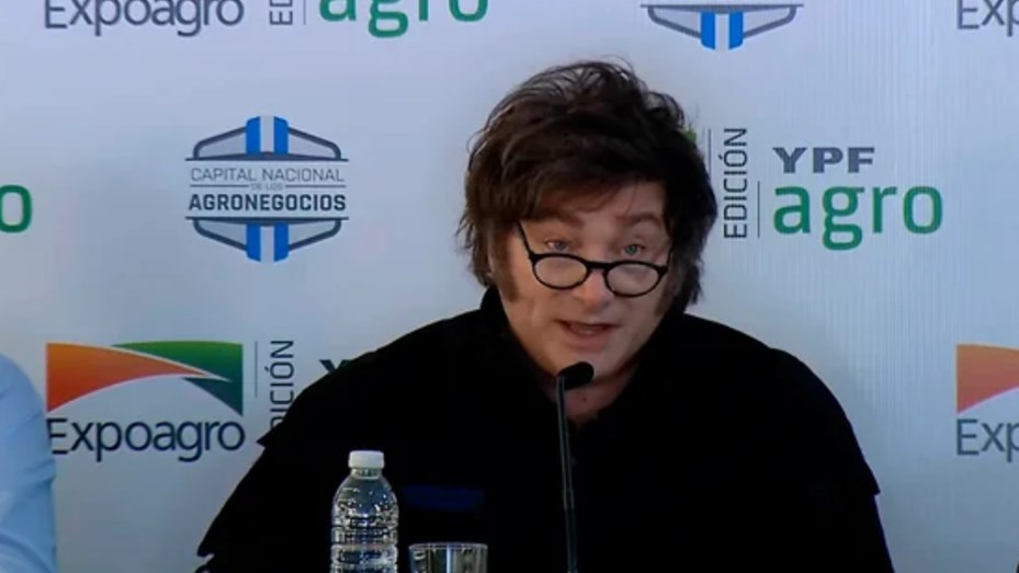 «Era la foto para la política o salvar vidas»: Milei explicó por qué demoró en viajar a Bahía Blanca