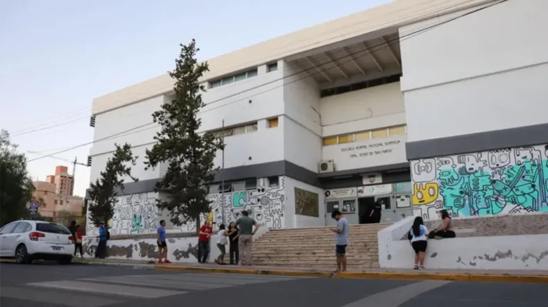 Salvaje golpiza en una escuela: una madre y su hija le pegaron a la directora hasta desfigurarla