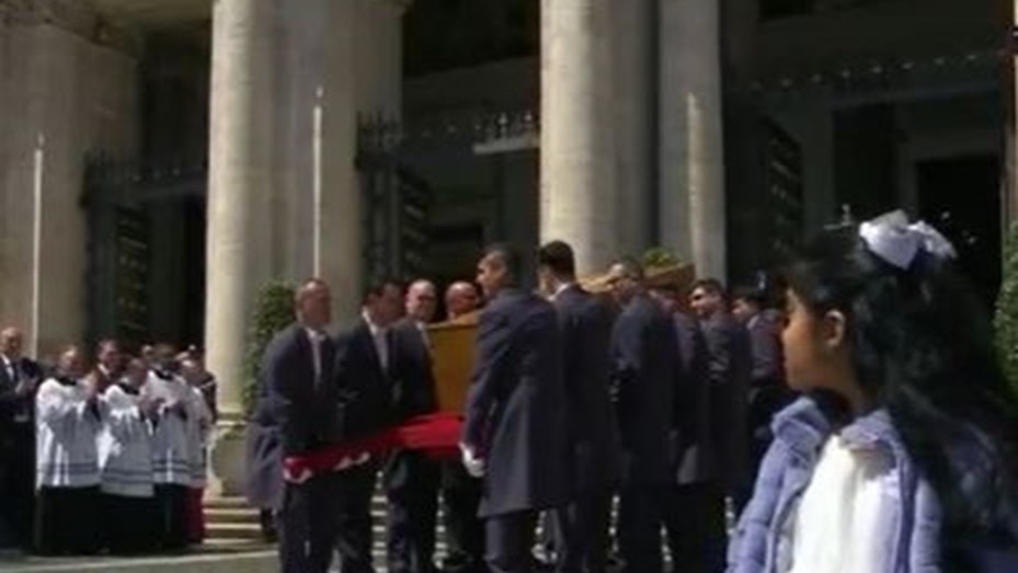 El féretro del Papa Francisco llegó a la Basílica Santa María La Mayor de Roma