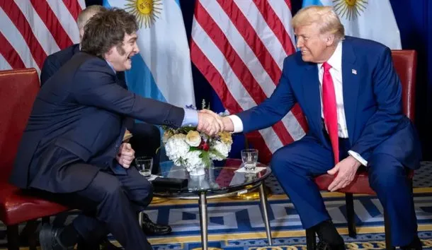 Javier Milei viaja a Estados Unidos, donde espera una nueva foto con Donald Trump
