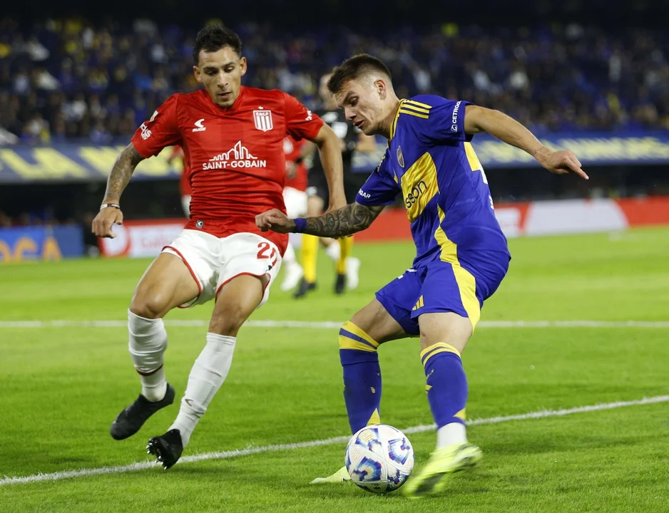 Boca venció a Estudiantes y llega en alza al Superclásico