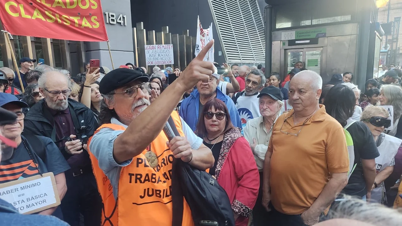 Incidentes en una nueva marcha de Jubilados al Congreso: trasladan a un herido