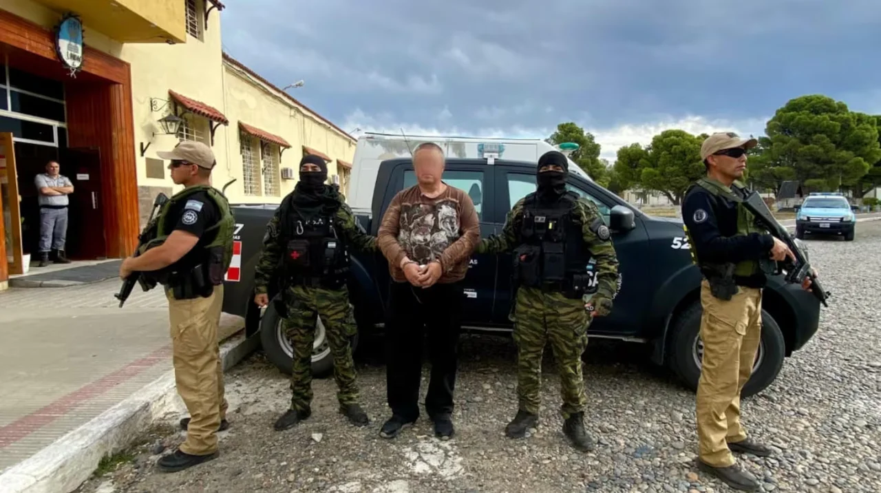 Secta en Bariloche: continúan detenidos el ex soldado ruso y las mujeres que lo acompañaban