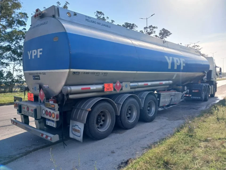 Confirmado: desde el 1 de mayo, YPF bajará el precio de los combustibles