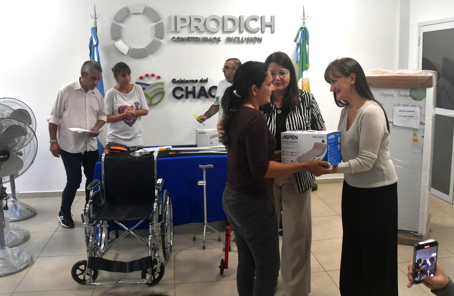 Entrega de más ayudas técnicas a personas con discapacidad: “tenemos el objetivo de acompañar a quienes lo necesiten” dijo la Vicegobernadora Schneider