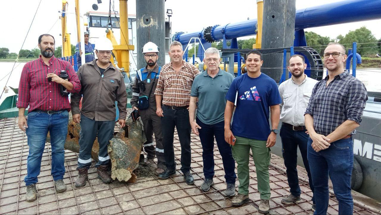 Riacho Barranqueras: equipos técnicos de la APA supervisaron tareas de dragado en la zona del muelle de YPF